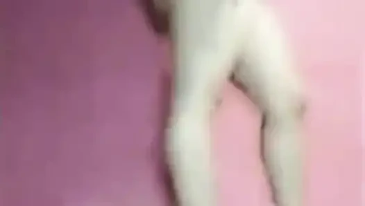 Ich zeige meinen kurvigen körper und meine füße