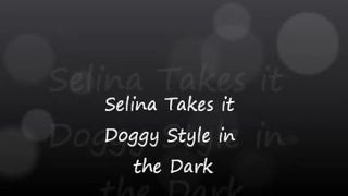 Selina neemt het op zijn hondjes in het donker