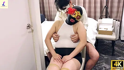 Eine Reife Frau in Erotischem Cosplay Ist in Die Masturbation Vertieft, Ihre Vaginalflüssigkeit Tropft Heraus.