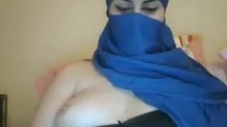 Девушка в хиджабе трогает сисечки