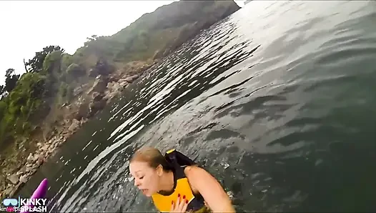 Катастрофа на каяке в открытой воде для не пловца - спасена спасательным рубашком