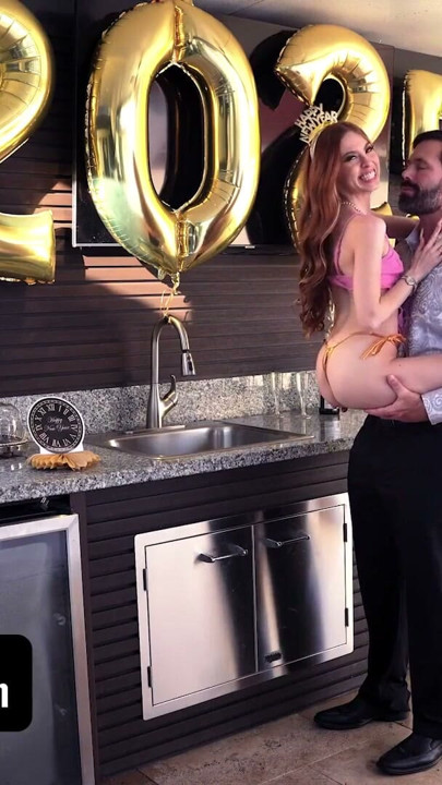 Rezoluția ei de Anul Nou? Să primească pula lui mare în pizda ei | Clip 1