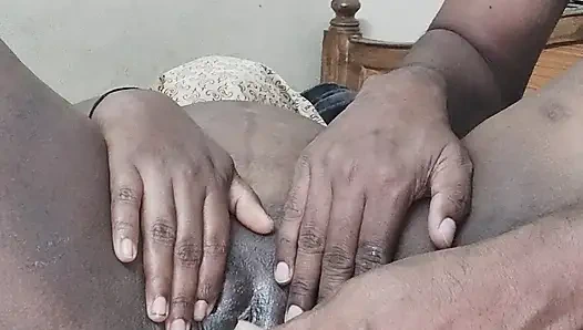 Bhabhi ne apane chut me kheera aur kela dal diya