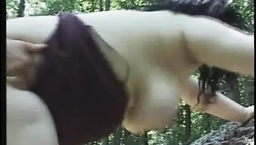 Büyük memeli olgun esmer açık havada sikişiyor