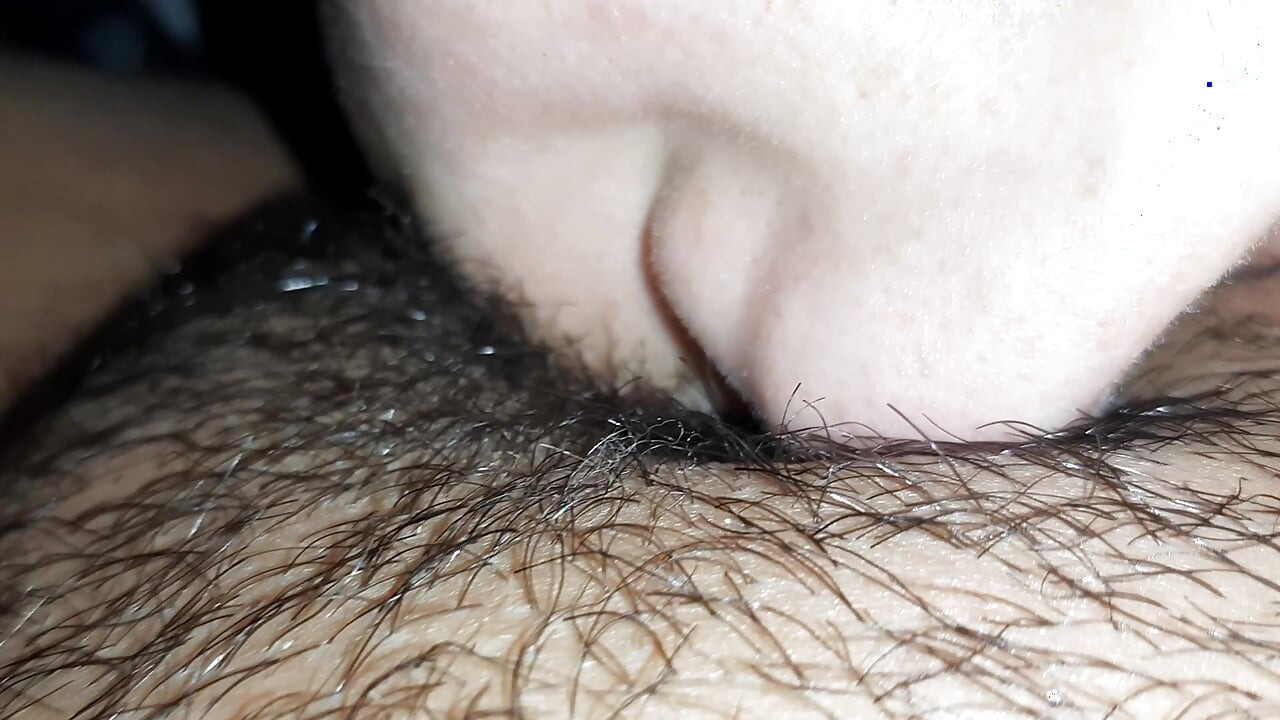 Lamiendo coño peludo con orgasmo rápido en primer plano