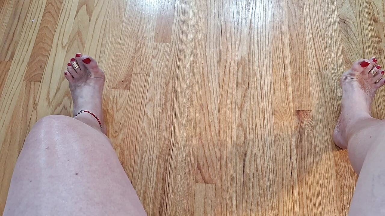 Red toe nails, gold toe rings and an anklet!