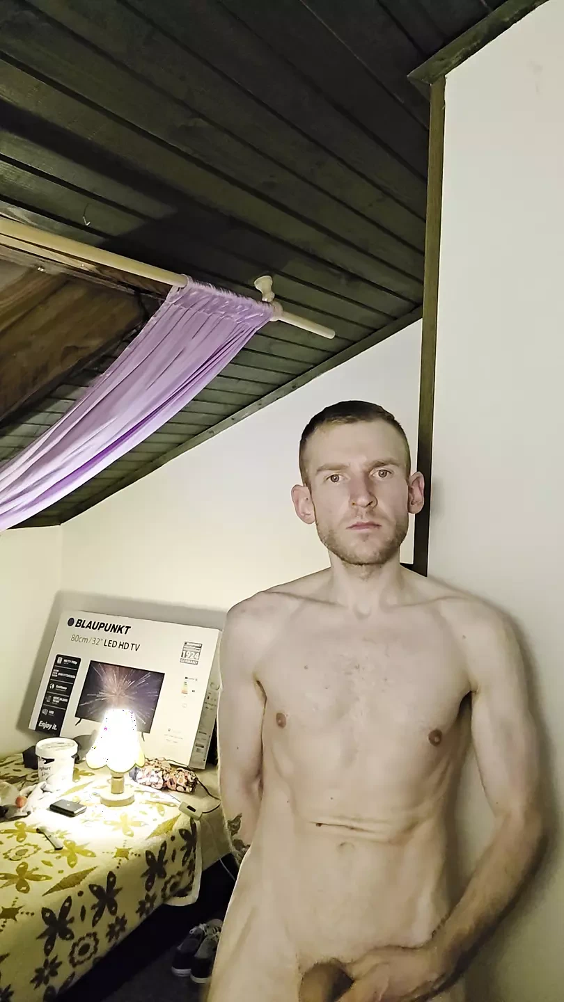 匈牙利男人在晚上玩弄自己