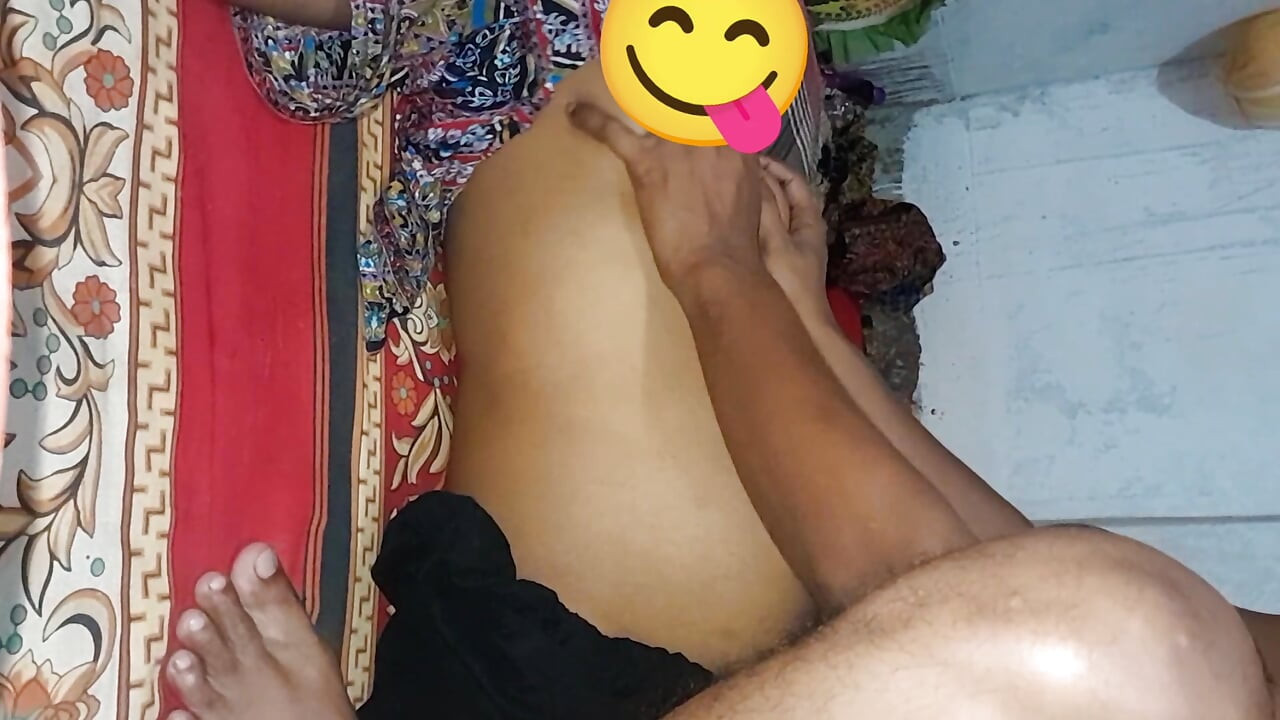 Desi village girl fuck horny pussy by fingering and showing boobs and play with fingering video