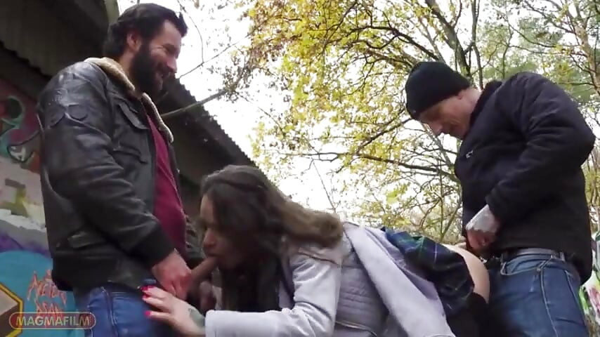 Prava Berlinska Djevojka s Naočalama i Seksi Tijelom