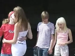 2个男孩和2个甜美的女孩