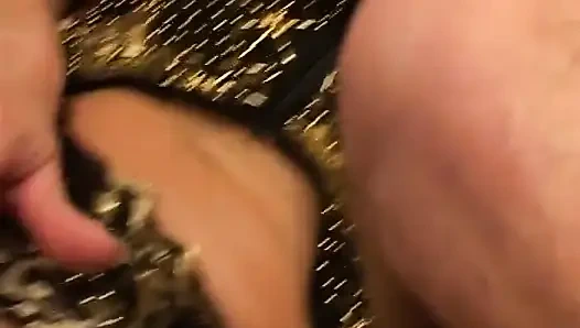 Французская блондинка-пума лижет яйца