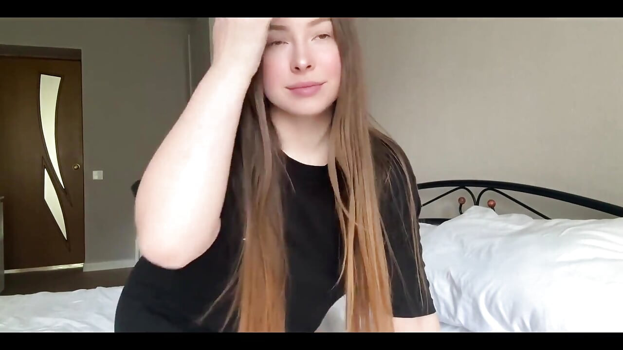 Linda en camiseta negra se mete los dedos en el coño y se corre