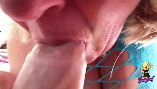 Orta yaşlı seksi kadın yarak emiyor ve dölünü tadıyor