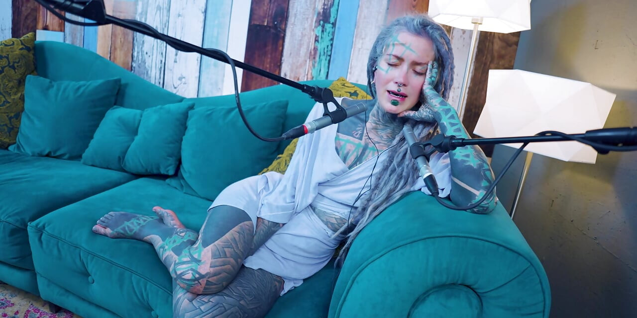 Hablo de J - Jelousy - asmr podcast sfw hablando gótica flaca chica dreadlocks tatuada modelo chica tatuada