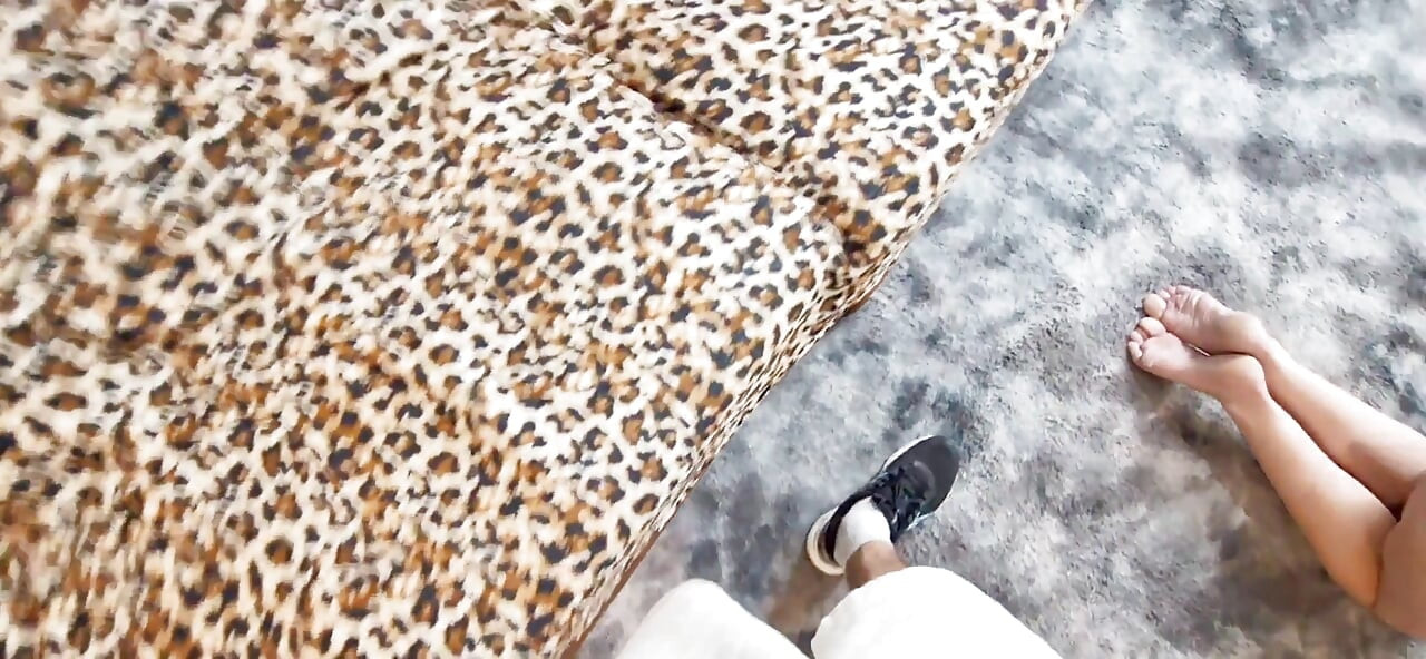 집에 도착한 상사가 거실 바닥에서 공부하는 베이비시터