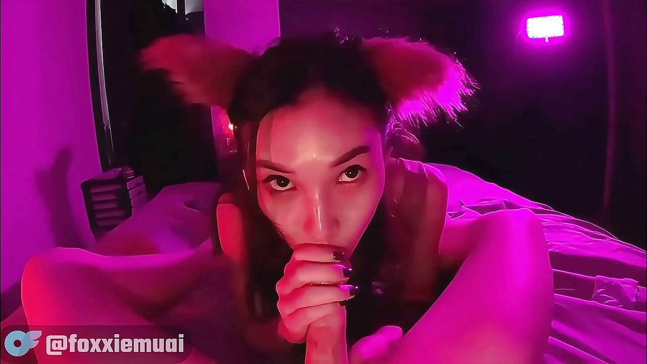 Ladyboy Foxxie får sin pojkvän att komma med intensiv avsugning och handjobb
