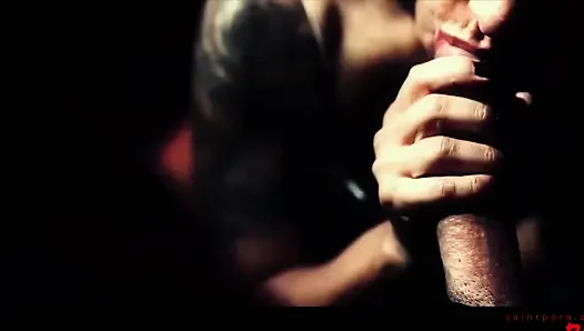 Bella pertama kali dijelajahi dan muncrat di klimaks