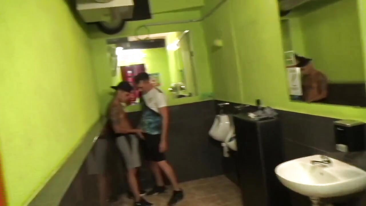 Νεαρός στρέιτ τύπος γαμήθηκε barebck από λατίνο twink στις τουαλέτες