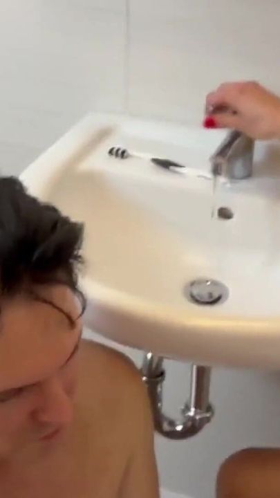 Humiliation lesbienne dans la salle de bain !