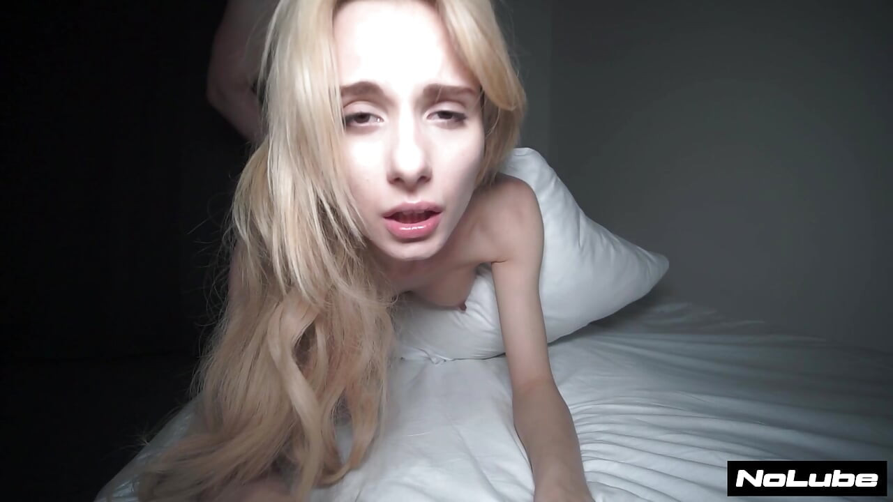 Loira com peitos grandes usada como boneca sexual e cheia de porra