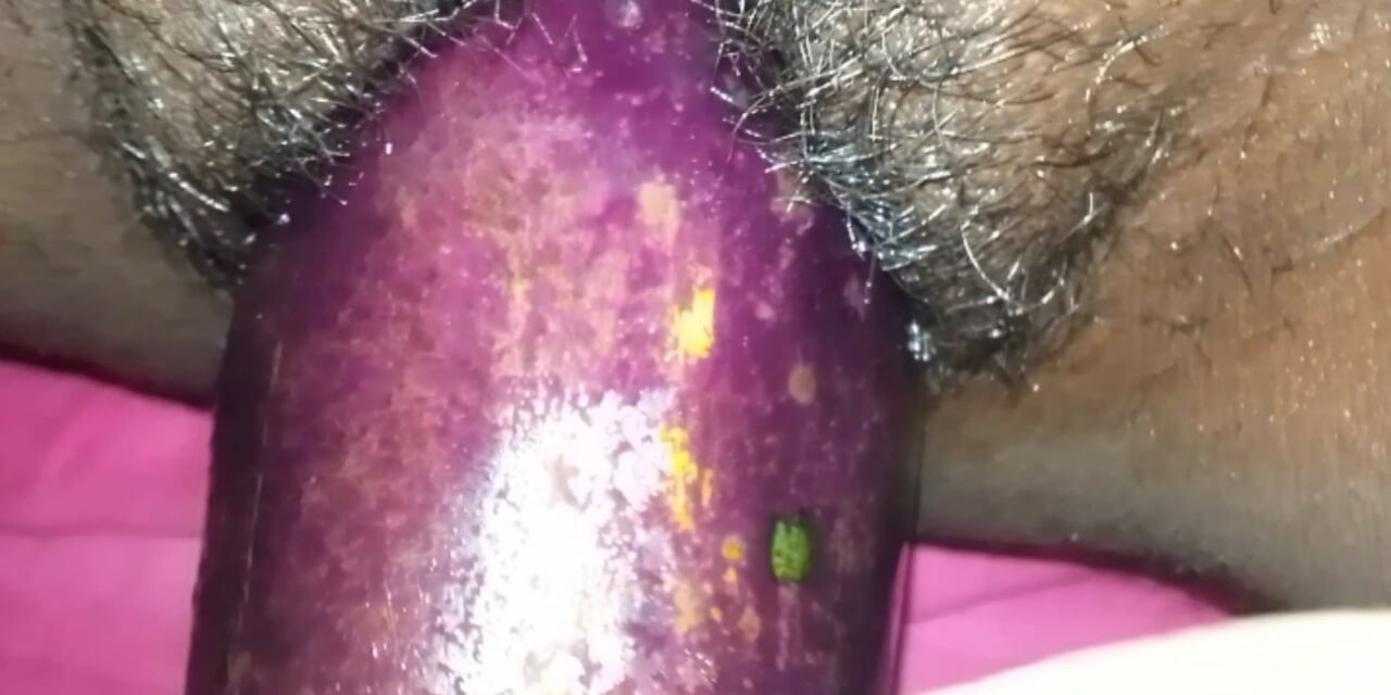 Menina de Bangladesh fica animada e fode sua buceta com berinjela