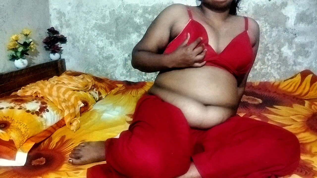 Isteri tempatan memancut dan memancut keluar jusnya dari keamatan kongkek.