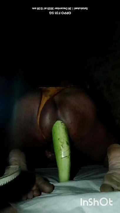 Гола ми еби задника