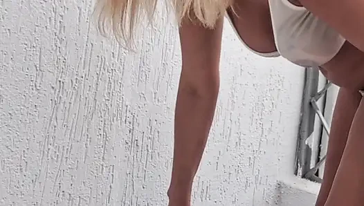 Dai Belan und ich, fast nackt, wie wir den Balkon der Wohnung waschen und die Nachbarn beobachteten uns