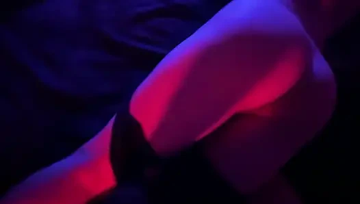 Kız erkek arkadaşına mastürbasyon yaparak ve ilk kez götünü yaparak domine ediyor