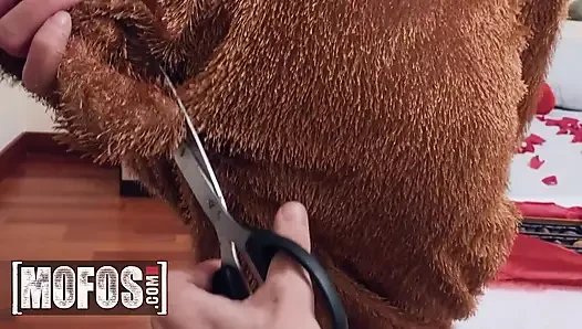 Mofos - Rebecca Volpetti Jordi'nin yalnız sevgililer günü gecesini vahşi bir sikiş ve sıkı amcığıyla neşelendiriyor