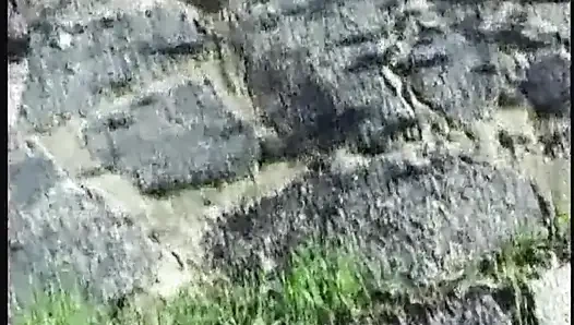 Azgın orta yaşlı seksi kadın parmaklıyor amını damlatıyor ve banyoda işiyor çılgınlığı