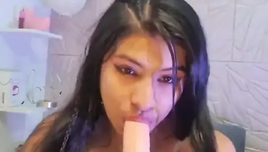 İnce, küçük ve baştan seni kancaya takan bir cazibeye sahip