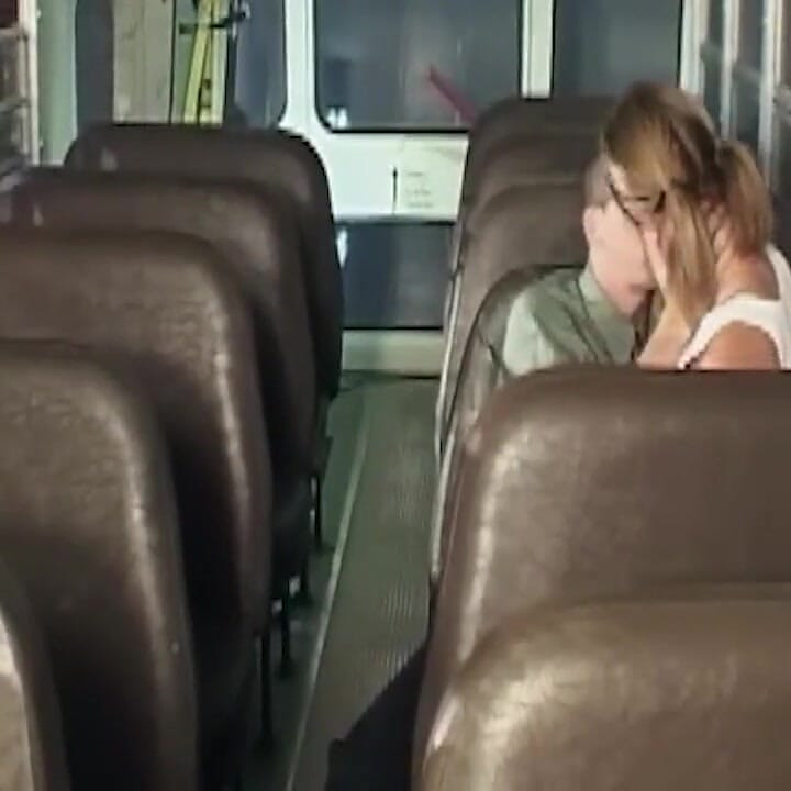 Zralá blonďatá MILF saje ptáka a tvrdě jezdí v autobuse