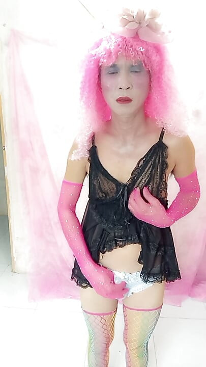Oanh Le 跨性別者穿著性感衣服刺入她的陰莖