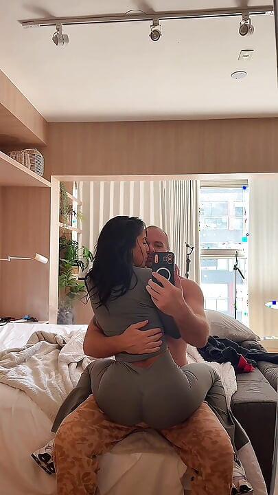NÃO PARE, ME FODE COM MAIS FORÇA PAPAI - morena tatuada gostosa entra em sexo violento vaqueira cavalga e boquete em POV
