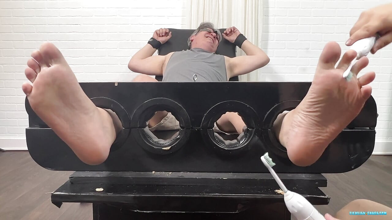 臭名昭著的阿基里斯被挠痒痒!