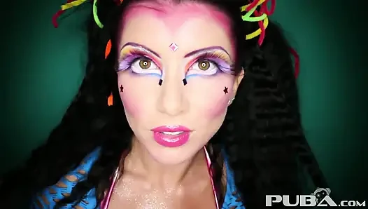 Romi rain lagi asik nyepong kontol besar