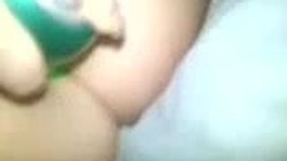 Сотовый видео, бывшая подруга мастурбирует зеленым вибратором