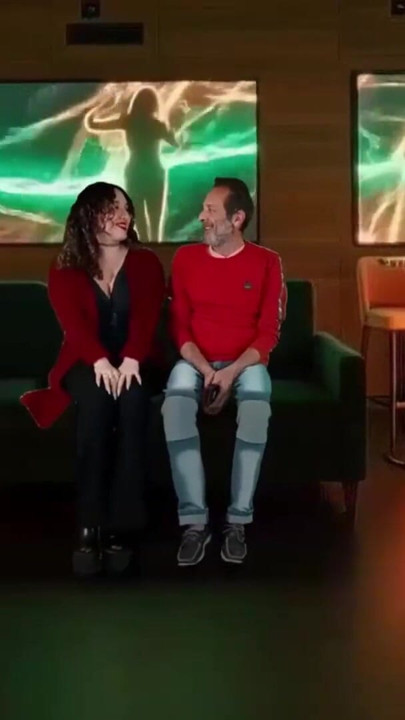 남편이 영화를 보는 동안 VIP 룸에서 나이트클럽 매니저를 자위하다 | 흑인 대물 자지와 섹스하는 흑인 대물