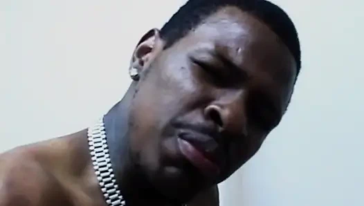 Riesiger schwarzer körper fickt in dogging-position