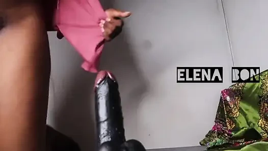 Старая, но золотая чернокожая делает стриптиз отчима, прежде чем он сможет трахнуть ее