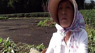 M615G11 Een rijpe vrouw die een theeplantage in Shizuoka runt, besluit om AV een paar jaar geleden te verschijnen! Seks op de theeplantage!