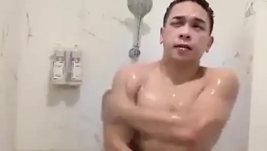 Filipinli kaslı twink otel duşunda sert yarağını patlayana kadar okşuyor