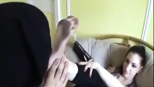 Köle sahibe Elly'nin kirli ayaklarını temizlemek zorunda