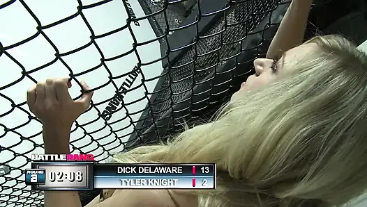 Sarışın sürtük büyük bir yarak için bacaklarını genişletiyor