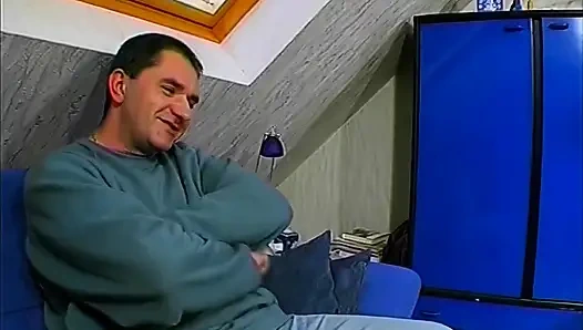 Крошка-блондинка трахает пальцами киску и принимает массивный камшот на лицо