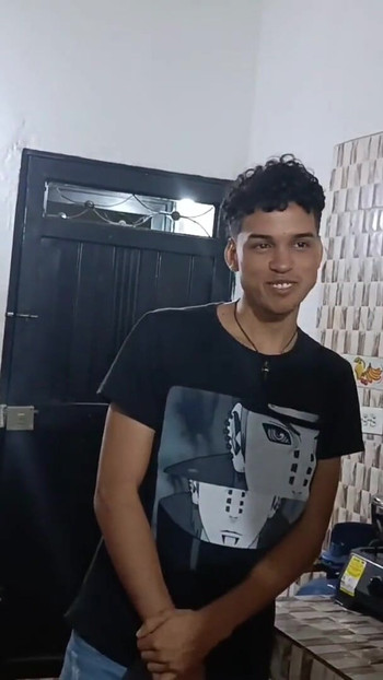 MILFA sa velikim dupetom otkazuje dostavljača odličnim pušenjem kurca i jakim seksom | Klip 1