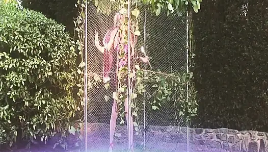 Sex garden szene 3 blondine mit einem dicken arsch in dessous genießt zwei schwänze in einem dreier und einer gesichtsbesamung