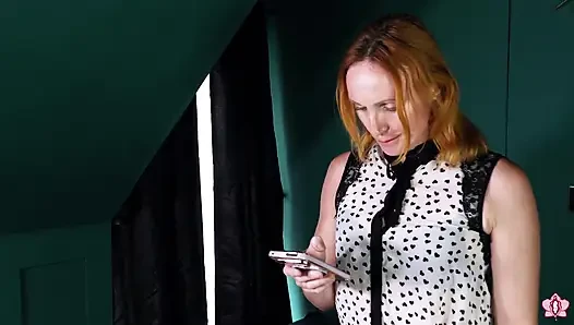 Ich spreize meine beine für meine chefin unschuldige mila, ausgezogen, geküsst und von dominant lucie dazu gebracht, sich selbst zu berühren
