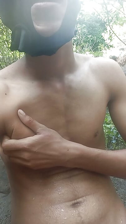 Bhabhi ne apne devar ko apne room mein bulaya sex ke liye jab unke pati ghar par nahin the bhabhi ne apne devar ke sath